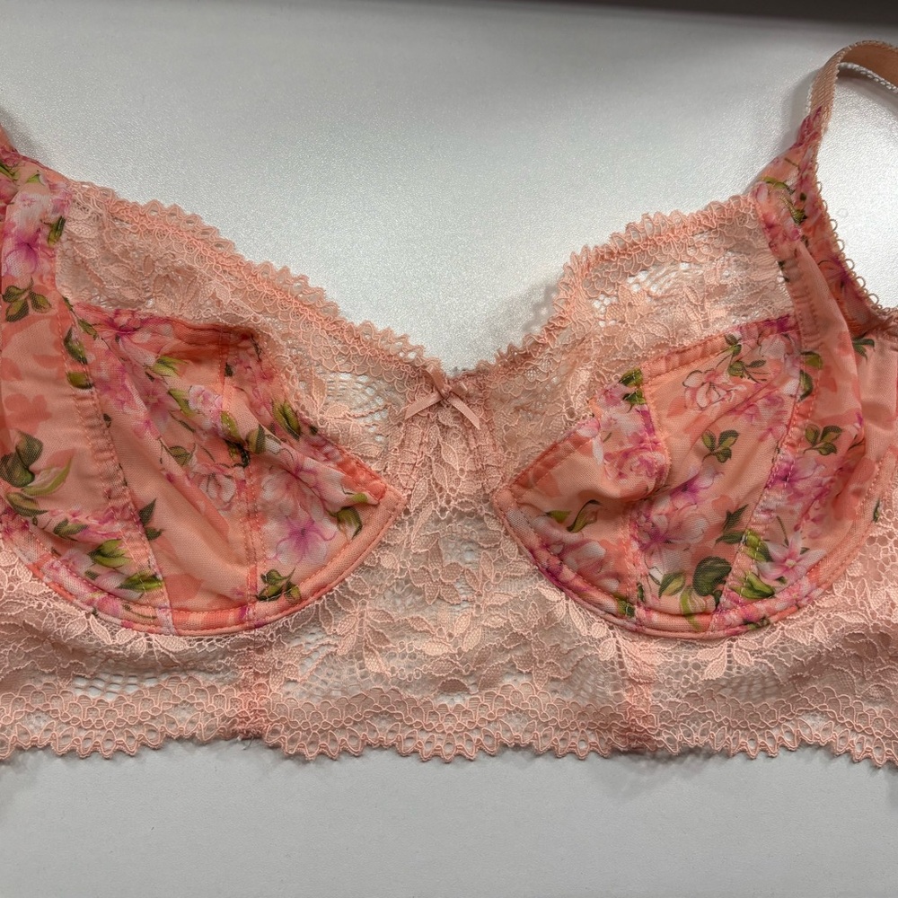 La Vie En Rose Floral Lace Bralette in Peach